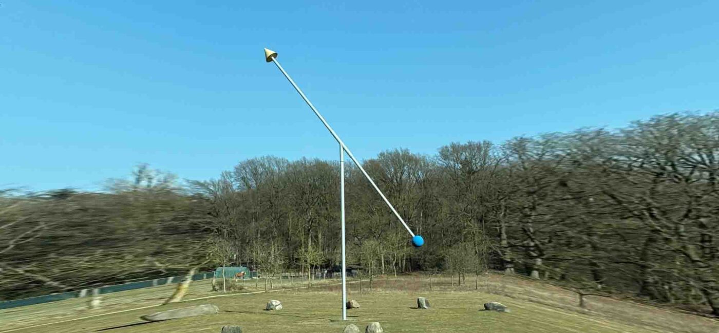 Die majestätische Sonnenuhr in Schneverdingen: Ein beeindruckendes Meisterwerk der Zeitmessung mit einem Ziffernblatt aus Findlingen und einem Metallstab, der den Uhrzeiger darstellt und auf den Polarstern ausgerichtet ist.